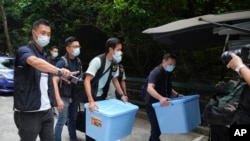 香港警察突襲搜查港大學生會辦公室，查抄了數箱文件。（2021年7月16日）