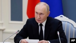 ປະທານາທິບໍດີຣັດເຊຍ ເຂົ້າຮ່ວມການຝຶກຊ້ອມຂອງກອງກໍາລັງປ້ອງກັນດ້ານຍຸດທະສາດນິວເຄລຍ ເພື່ອຝຶກອົບຮົມເຈົ້າໜ້າທີ່ໃນການໃຊ້ອາວຸດນິວເຄລຍ ດ້ວຍການຍິງລູກສອນໄຟຳຂີປະນາວຸດ ແລະລູກສອນໄຟນໍາວິຖີ, ນະຄອນຫຼວງມົສກູ, ຣັດເຊຍ.