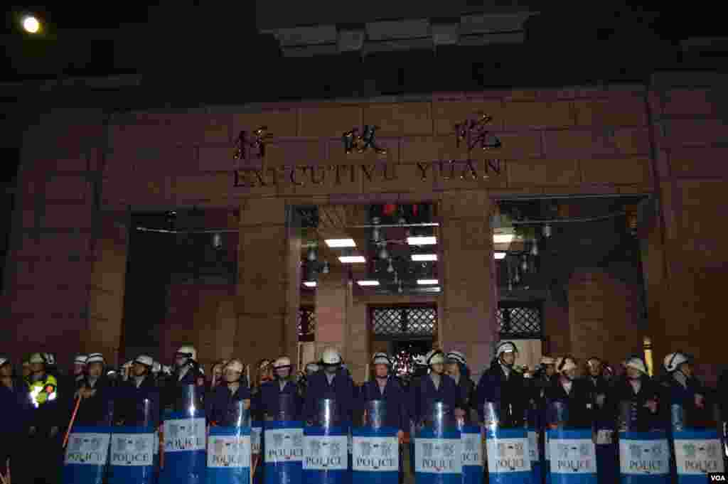 收復行政院（美國之音申華拍攝）