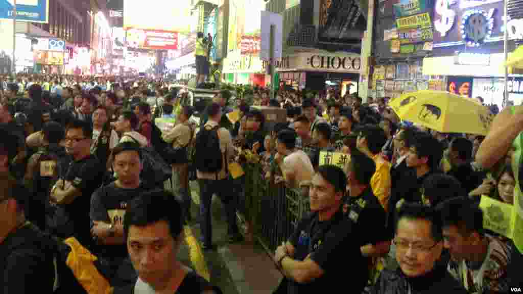 上千港人連續第四晚在旺角聚集爭真普選(美國之音海彥拍攝)