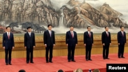 中共第19届中共中央政治局常委（从左至右）韩正、王沪宁、栗战书、习近平、李克强、汪洋、赵乐际同记者见面（2017年10月25日）。