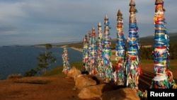 俄羅斯西伯利亞東部的貝加爾湖岸邊，有舉行儀式用的桿子和彩帶（2016年9月9日）