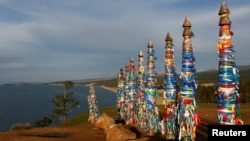 俄罗斯西伯利亚东部的贝加尔湖岸边，有举行仪式用的杆子和彩带（2016年9月9日）