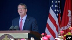 美國國防部長卡特在安納波利斯的美國海軍官校畢業典禮上致詞。