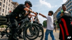 抗議撤警察經費呼聲引發爭議