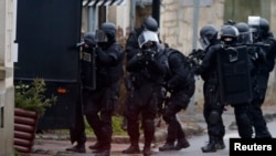 法國警察星期四在巴黎東北逐家逐戶搜查襲擊事件疑犯。