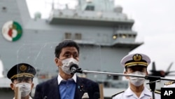 日本防衛大臣岸信夫視察了停靠在日本橫須賀美軍基地的英國航母“伊麗莎白女王”號後對媒體講話。(2021年9月6日)