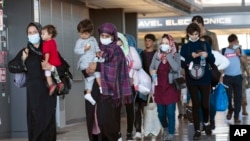 從喀布爾撤出的阿富汗家庭抵達華盛頓的杜勒斯國際機場。（2021年9月3號）