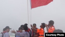 台國安會秘書長胡為真等高官視察南沙群島，登上太平島外的中洲礁升旗宣示主權 (台灣國安會提供圖片)