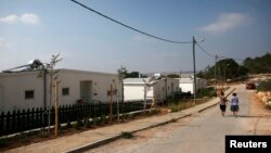 2014年8月31日以色列婦女走在伯利恒附近猶太人定居被稱“格瓦歐特”的街道上