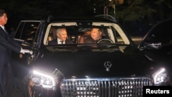 ຜູ້ນໍາເກົາຫຼີເໜືອ ທ່ານ ກິມ ຈົງ ອຶນ ພົບກັບລັດຖະມົນຕີສະພາຄວາມໝັ້ນຄົງຂອງ ຣັດເຊຍ ທ່ານ ເຊີເກ ຊອຍກູ, ໃນພາບທີ່ໄດ້ຮັບການເຜີຍແຜ່ໂດຍອົງການຂ່າວ KCNA ຂອງເກົາຫຼີເໜືອ, ວັນທີ 14 ກັນຍາ 2024.