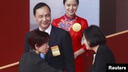 台灣國民黨主席朱立倫（中）替換上洪秀柱（左）為下屆總統參選人。右為民進黨總統參選人蔡英文。（資料圖片）