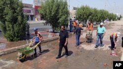 工作人員在襲擊過後清理現場