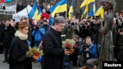 烏克蘭總統波羅申科伉儷參加者基輔舉行紀念1932年至1933年在一些人稱為蘇聯製造的「種族滅絕」中死去的數百萬人的儀式。