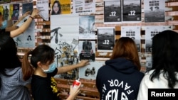 資料照：香港大學學生在校園張貼民主標語（2020年9月29日）