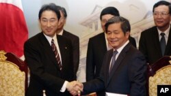 2014年8月1日，日本外務大臣岸田文雄（左）與越南計劃兼投資部長裴廣榮（右）簽署協議書，日本將提供越南六艘價值500萬美元的舊漁船，這六艘漁船將被改造成巡邏船供越南海洋警察和漁政部門使用。