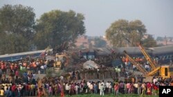 在印度东部一列火车出轨后，救援人员工作，人们围观（2016年11月20日）