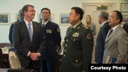 美國國防部長卡特歡迎中國中央軍委副主席范長龍（2015年6月11日,美國國防部）