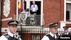 阿桑奇星期天在厄瓜多尔驻伦敦大使馆的阳台上向媒体发表讲话