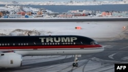 美国总统特朗普的长子小唐纳德·特朗普的飞机抵达格陵兰岛努克。(2025年1月7日)