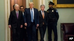 特朗普总统与参议院多数党领袖麦康奈尔同行（2020年3月10日）。