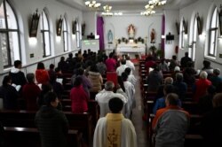 北京附近一個村莊的天主教徒在復活節早上參加彌撒。 （2021年4月4日）