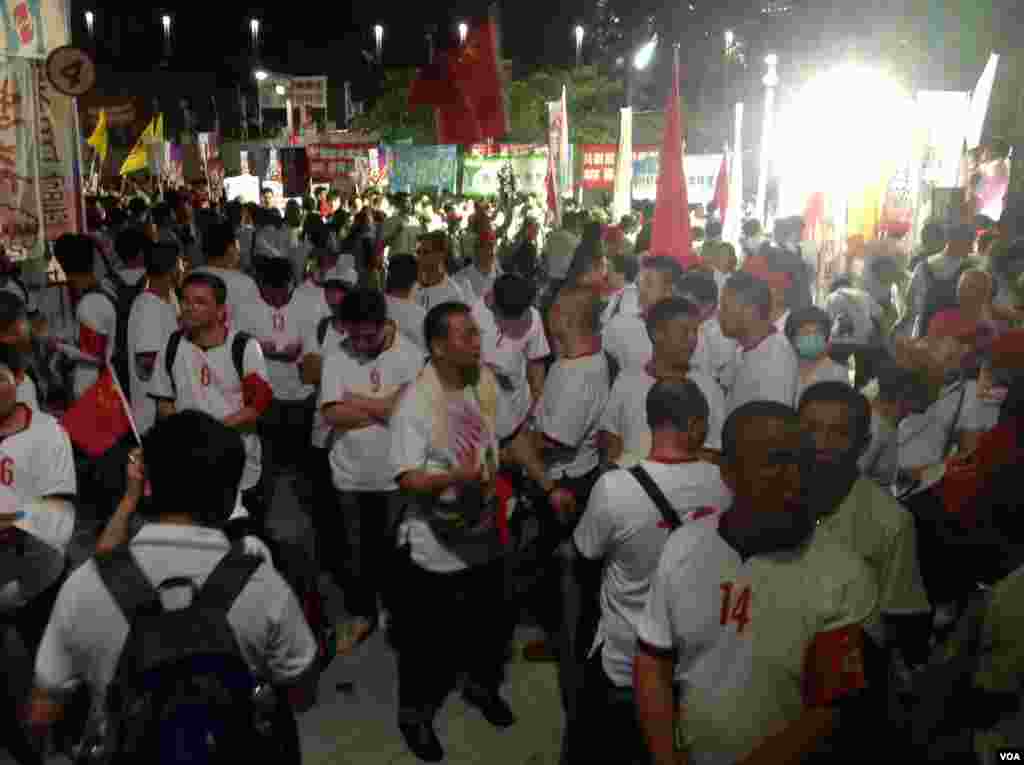 香港立法会辩论政改方案在星期三踏入最后阶段，大批支持和反对的示威人士在议会外的示威区分别举行集会。(美国之音海彦拍摄)