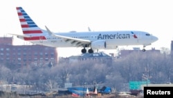 美國航空公司的一家波音737 MAX 8飛機從紐約拉瓜迪亞機場起飛（2019年3月12日）