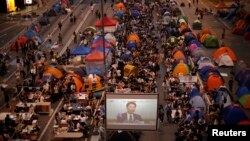 示威人士在香港政府總部附近收看港府與學聯對話直播