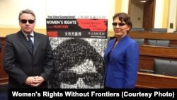 女权无疆界组织负责人瑞洁在国会作证之后，同众议员史密斯带黑眼镜在陈光诚巨幅相片前留影声援陈光诚