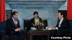 美國國會眾議院外交事務委員會主席羅伊斯 (左) 與台灣總統馬英九 (右) 2月20日在台灣總統府舉行會談（台灣總統府提供）