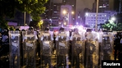 2019年7月2日在抗議者衝進香港立法會後，香港防暴警察對立法會外街道進行清場行動。