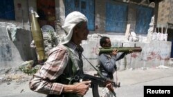 忠於哈迪總統的也門武裝抵抗胡塞武裝進攻。