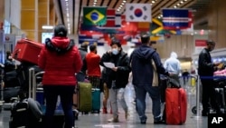 美國麻省波士頓的洛根機場擠滿旅行者。(2021年12月21日)