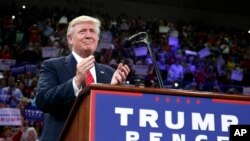 共和党总统候选人川普在北卡罗来纳州威尔明顿的北卡罗来纳大学举行的竞选集会上讲话。（2016年8月9日）2016年8月9日）