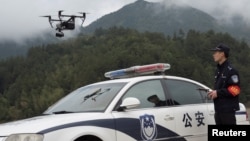 中國浙江麗水的森林公安2018年4月4日正在操控無人機追剿一名逃犯 （資料照）