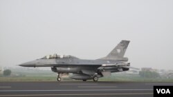 台湾空军战机演习高速路上起降(美国之音申华拍摄)
