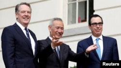 美中貿易談判前，中國副總理劉鶴（中）與美國貿易代表萊特希澤(左)和財政部長努欽向媒體示意（2019年10月10日）。