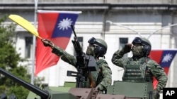 ແຟ້ມພາບ - ທະຫານໄຕ້ຫວັນຄຳນັບໃນລະຫວ່າງການສະເຫຼີມສະຫຼອງ ວັນເອກະລາດແຫ່ງຊາດ ຢູ່ຕໍ່ໜ້າທຳນຽບປະທານາທິບໍດີ ໃນນະຄອນຫຼວງໄທເປ, ໄຕ້ຫວັນ, ເມື່ອວັນທີ 10 ຕຸລາ 2021. (AP Photo/Chiang Ying-ying, File)