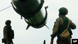 俄罗斯士兵在发射位置装载短程弹道飞弹发射器，这是6月初俄罗斯国防部发布其军事演习的一部分画面，旨在训练部队使用战术核武。