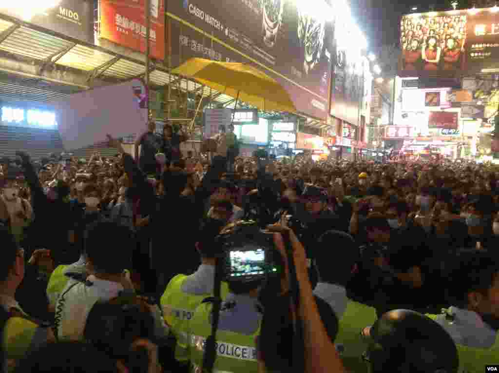 大批市民连续第二晚在旺角与警方“巷战” （美国之音海彦拍摄 ）