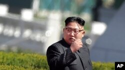 朝鲜领导人金正恩2017年4月13日抵达平壤黎明街为新公寓楼落成剪彩。