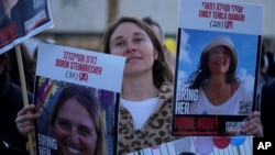 ບັນດາຍາດພີ່ນ້ອງ ພ້ອມທັງໝູ່ເພື່ອນຂອງຄົນທີ່ເສຍຊີວິດ ແລະຖືກຈັບໂຕໄປໃນຂົງເຂດກາຊາໂດຍກຸ່ມຮາມາສ, ສະແດງຄວາມທ່າທາງອອກມາ ໃນລະຫວ່າງຮວມໂຕກັນໃນເມືອງ ເທລອາວີບ, ອິສຣາແອລ, ວັນທີ 19 ມັງກອນ 2025.