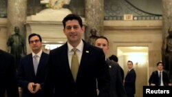 眾議院議長瑞安前往臨時撥款法案投票會場。