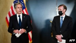 美國國務卿安布林肯（左）和國家安全顧問沙利文（右）3月18日在結束與中國代表的會談後與媒體見面。