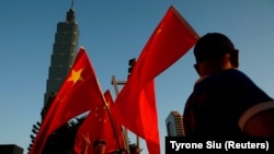 親中人士在台北地標性建築101大樓前高舉中國國旗。(資料圖片）