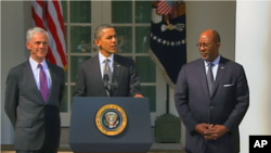 美國總統奧巴馬(中)3月13日在白宮宣佈對華貿易新措施，右為美國貿易代表柯克