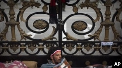 在埃及議會大樓外面的抗議者