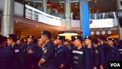 6月1日泰国警察在曼谷一家购物中心待命