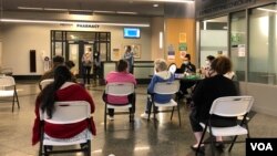 在馬里蘭州巴爾的摩的約翰霍普金斯門診中心，大眾接種了第二劑輝瑞新冠疫苗後坐在觀察區內。(2021年5月1日)